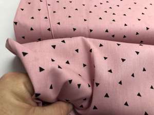 Poplin - rosa med sorte trekanter